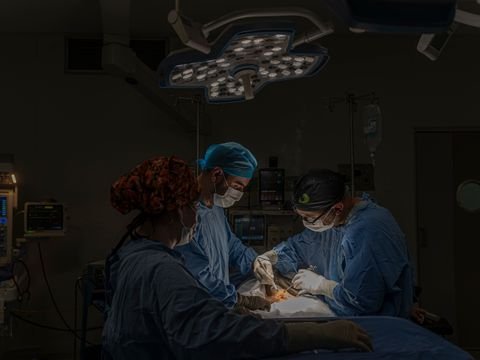 Equipo médico en un quirófano en México
