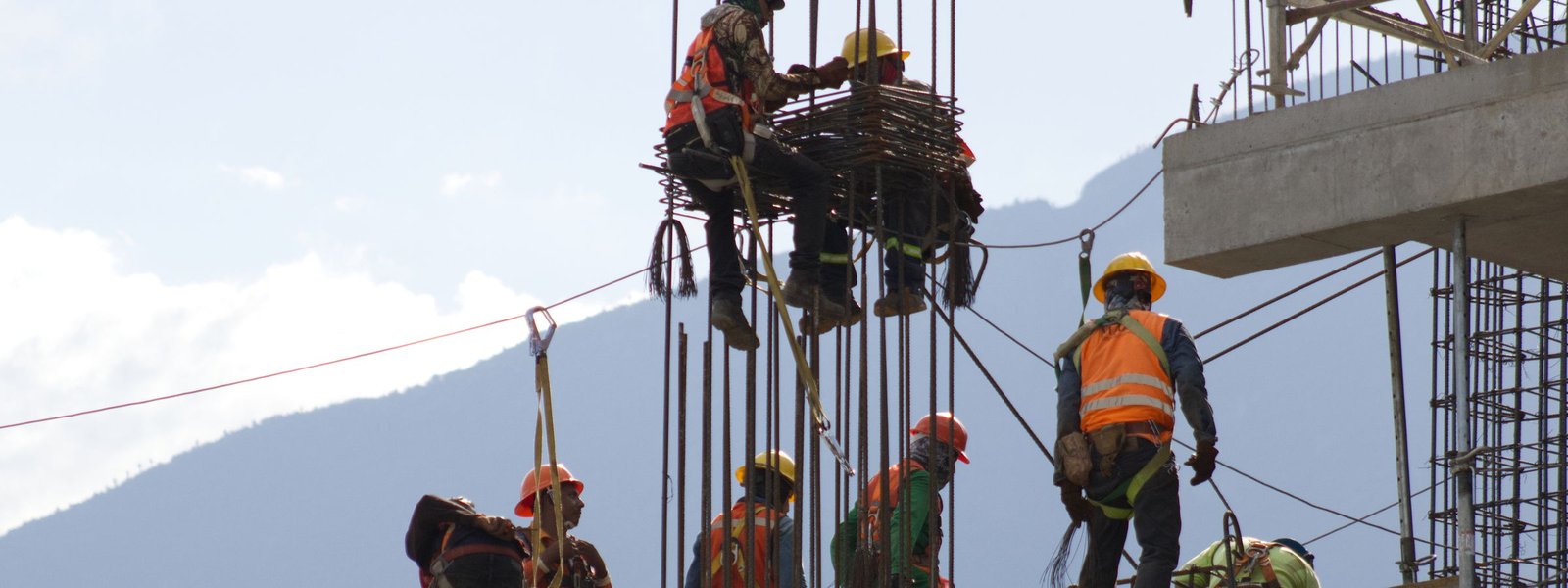 Trabajadores colocando varilla en una obra en Monterrey, Nuevo León