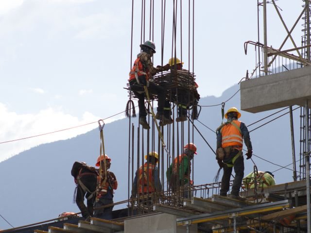Trabajadores colocando varilla en una obra en Monterrey, Nuevo León